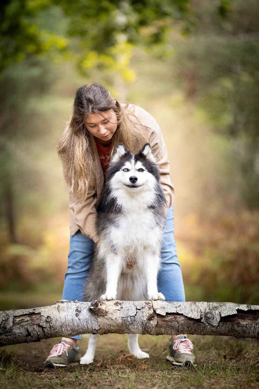 Chloé et un husky en forêt