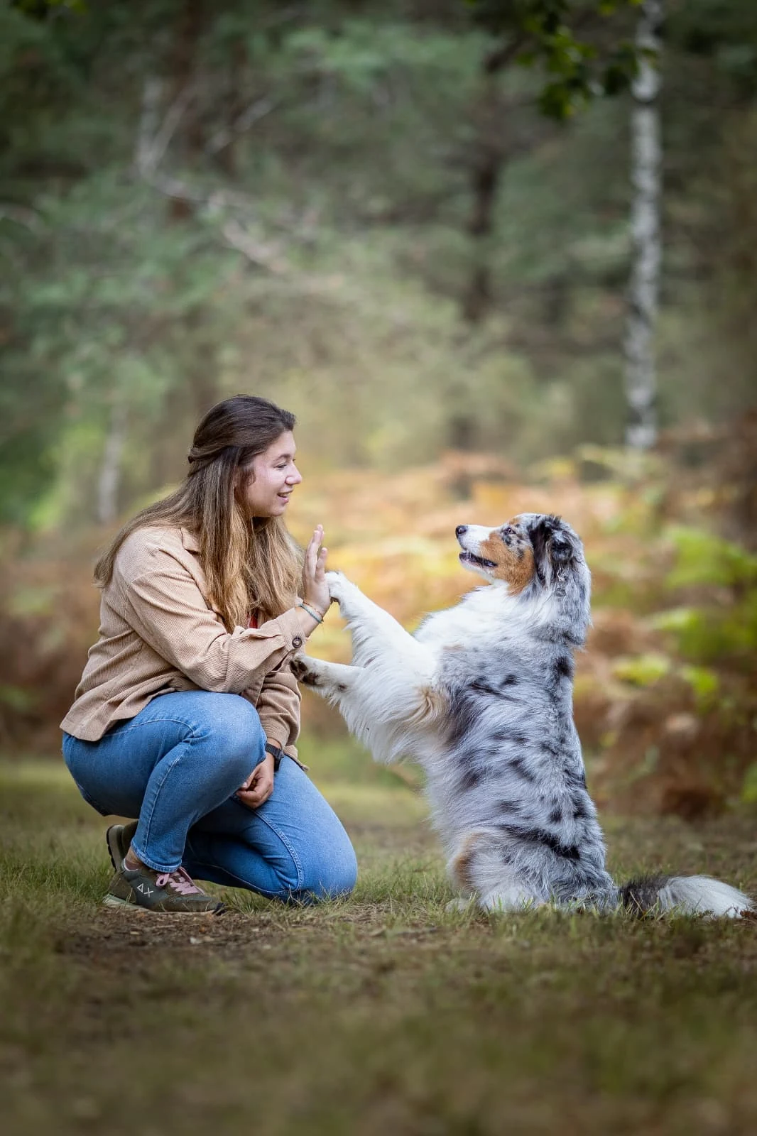 Chloé avec un berger australien en forêt