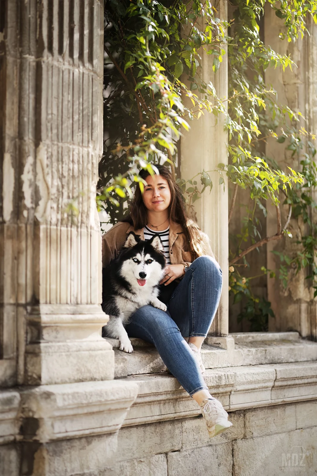 Chloé avec son husky sur des marches