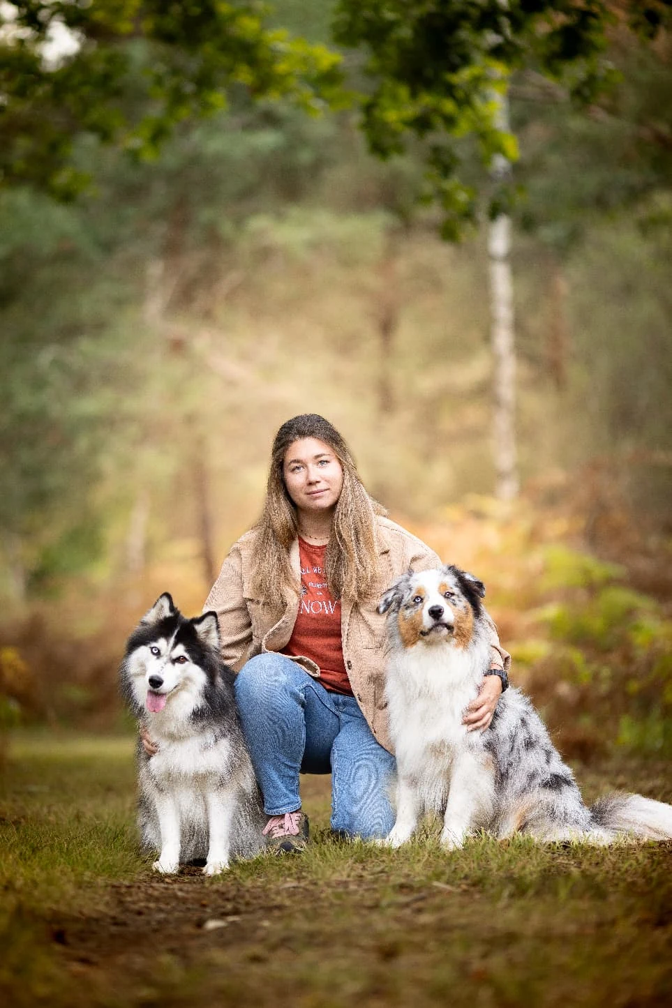 Chloé avec deux chiens en forêt